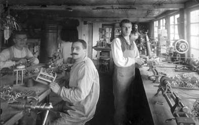 Alois Mayer sitzt an der Werkbank